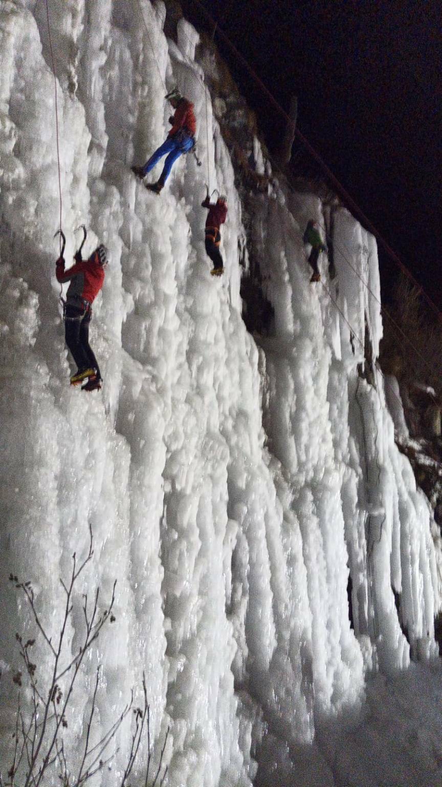 A Pontechianale la parete di ghiaccio diventa teatro di una sessione di arrampicata