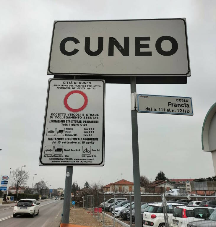 Cuneo, posizionamento cartellonistica stradale relativa al piano antismog quasi concluso