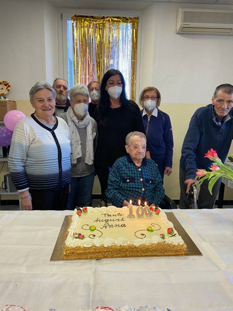 Bra, nonna Anna festeggia 104 anni nella casa di Riposo “Montepulciano”