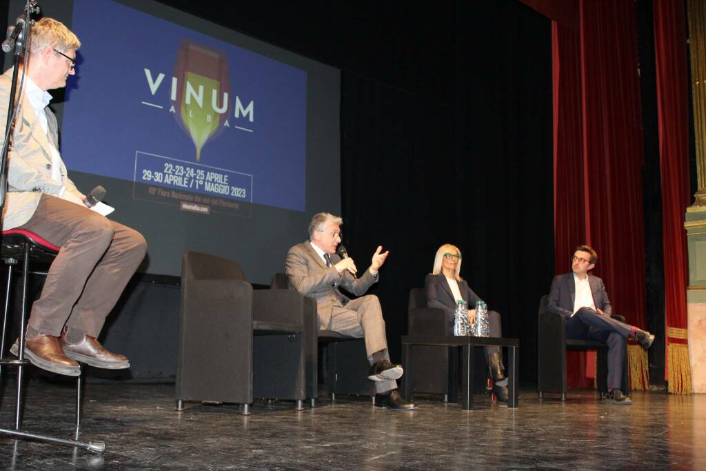 Ad Alba l’omaggio a Gigi Rosso ha aperto la presentazione della 45ª edizione di Vinum