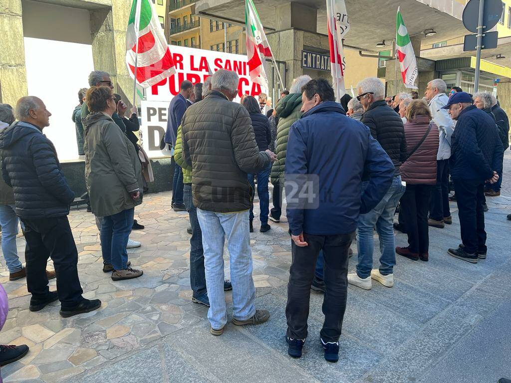 Cuneo, sit-in del PD davanti al Santa Croce "per la sanità pubblica"