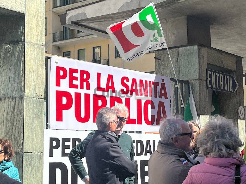 Cuneo, sit-in del PD davanti al Santa Croce "per la sanità pubblica"