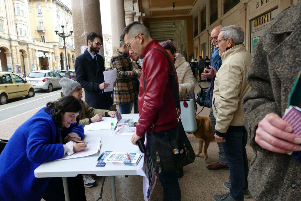 Cuneo, domenica la raccolta firme dei Radicali su fine vita, coppie omogenitoriali e movida