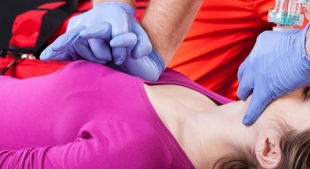 massaggio cardiaco (immagine defibrlilatori-online..com)