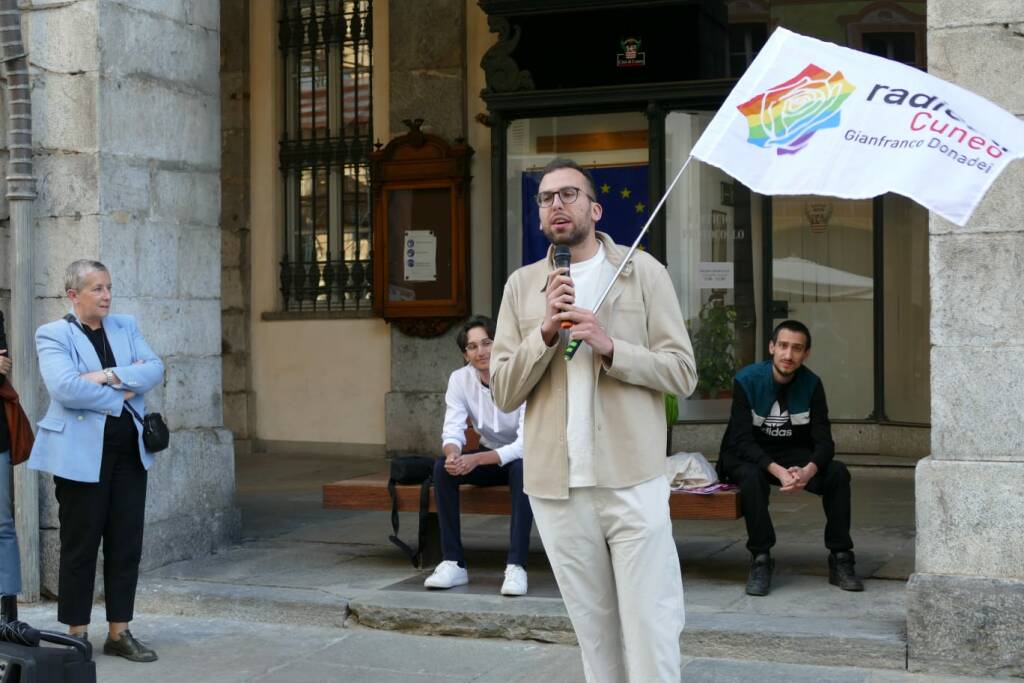 Cuneo, anche la sindaca Manassero al sit-in dei Radicali sulla registrazione dei figli delle coppie omogenitoriali