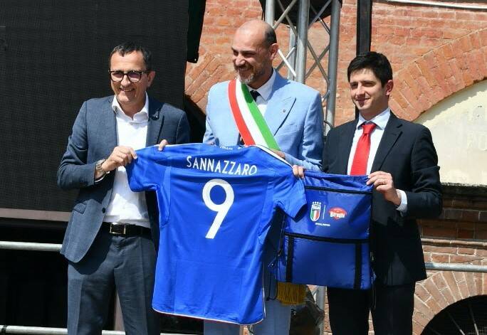 A Cavallermaggiore una maglia della Nazionale di calcio per il sindaco Sannazzaro