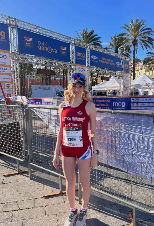Una soddisfatta Laura Restagno chiude quinta la mezza maratona di Genova