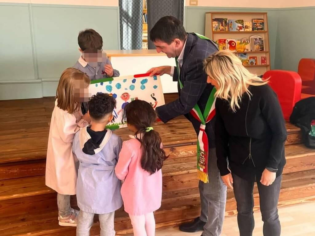 Il sindaco Tallone in visita all’asilo infantile Zanaroli di Maddalene