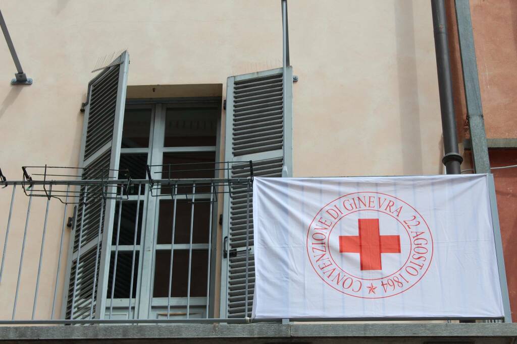 Alba, bandiera e luci delle torri illuminate di rosso per la Giornata mondiale della Croce Rossa