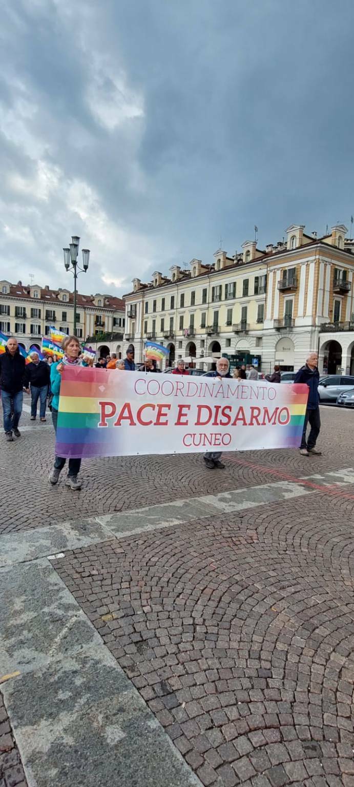 Oltre 100 persone a Cuneo per la “Staffetta dell’Umanità” di Michele Santoro