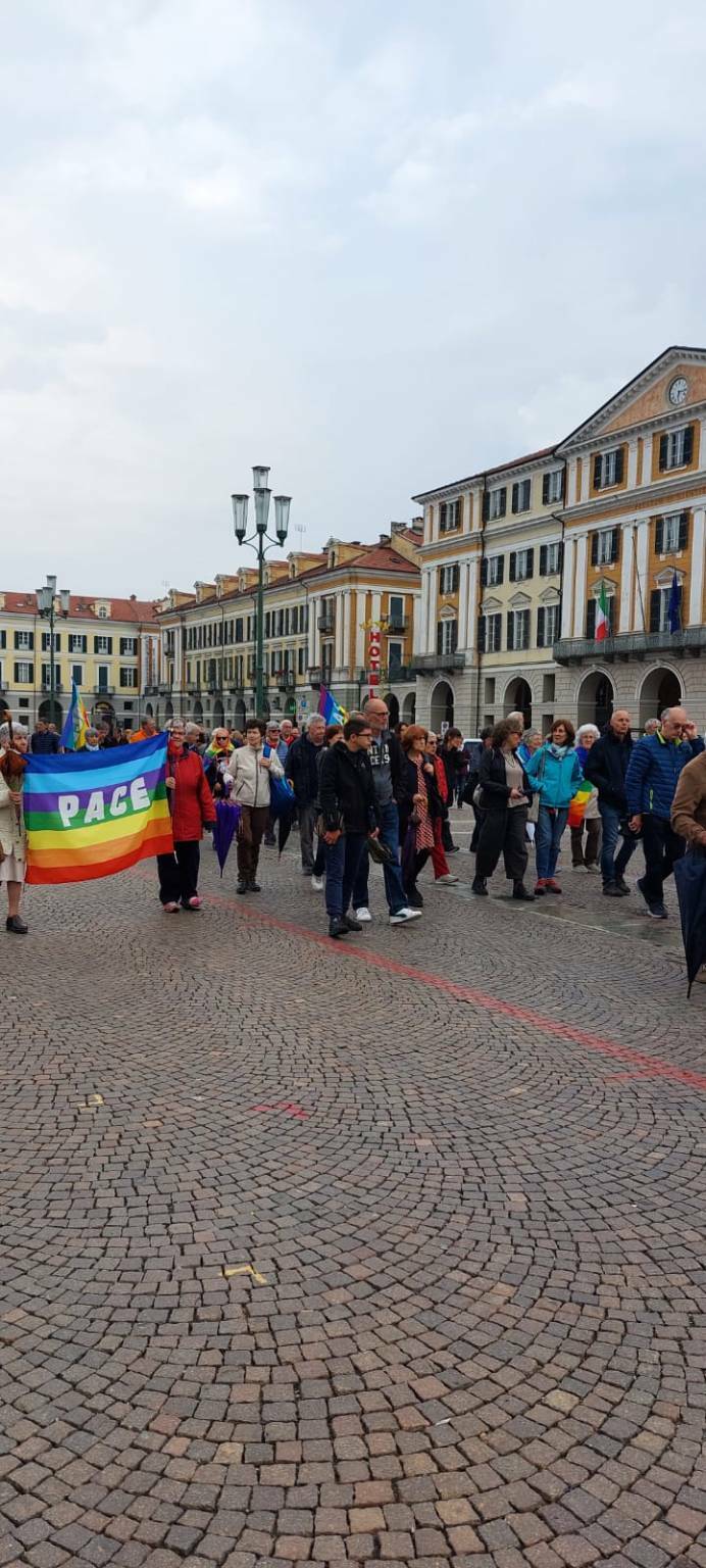 Oltre 100 persone a Cuneo per la “Staffetta dell’Umanità” di Michele Santoro