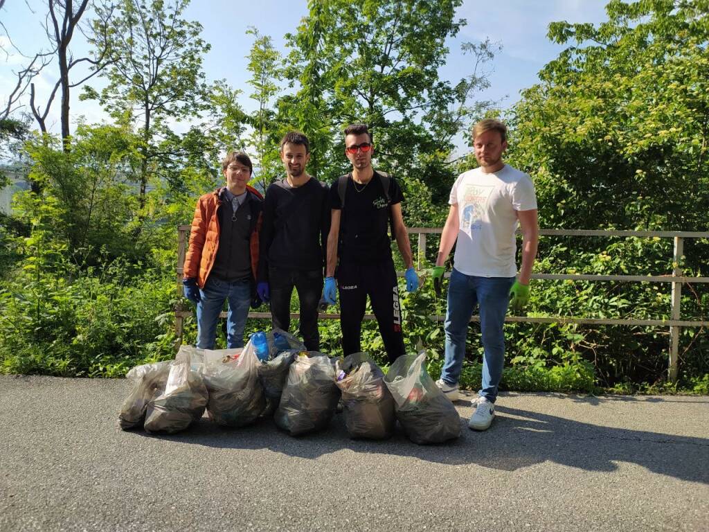 Cuneo, i giovani della Lega raccolgono i rifiuti nelle aree verdi della città