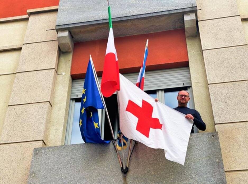 Paesana, sul balcone del Municipio sventola la bandiera della Croce Rossa Italiana