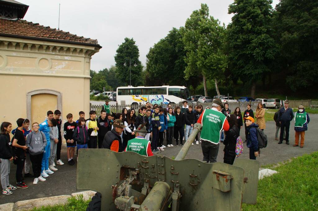Folto gruppo di studenti di Candiolo in visita al Memoriale della “Cuneense”