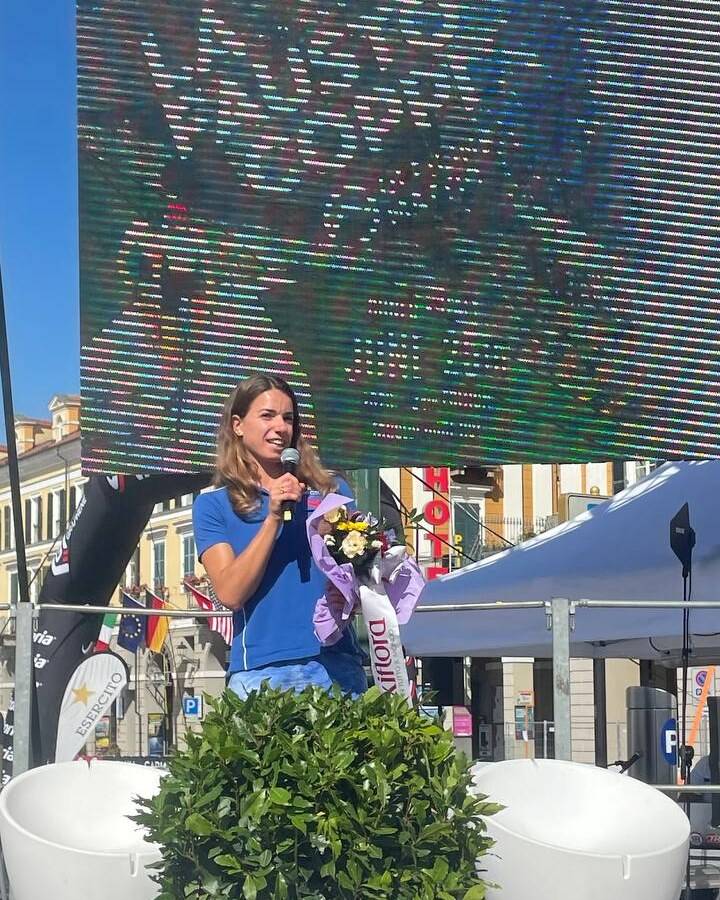 Marta Bassino firma autografi e sale sul palco in piazza Galimberti