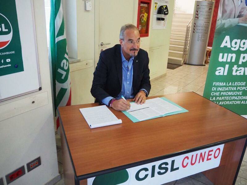 Anche alla Cisl di Cuneo la raccolta firme “Un posto al tavolo”