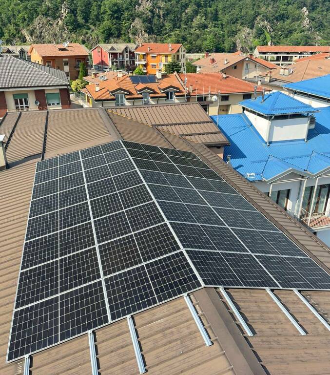 Venasca, pannelli fotovoltaici sul tetto del municipio e consegnati tre cercapersone ai Vigili del Fuoco volontari