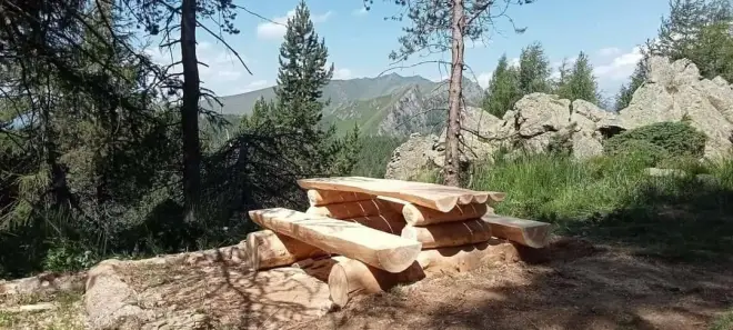 Nuovo tavolo con panche all’Alpe di Rittana