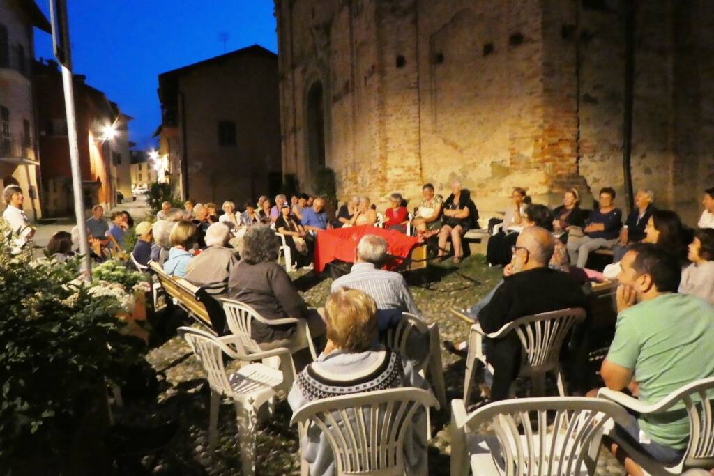 Le serate nei cortili del paese a conversare in dialetto peveragnese