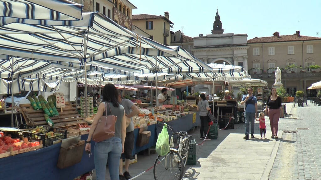 Savigliano, il mercato del martedì non si ferma né a Ferragosto né per la Festa della Sanità