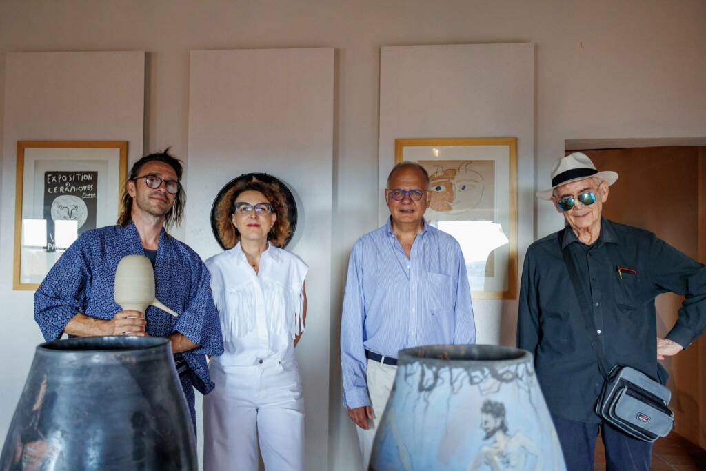 Il ceramista marsigliese Olivier Zol in visita alla mostra di Peverelli e Picasso di Mondovì