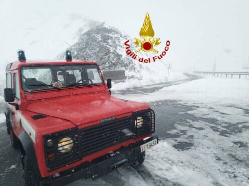 Neve sul Colle dell’Agnello, strada chiusa ed intervento dei Vigili del Fuoco per recuperare alcune autovetture