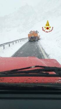 Neve sul Colle dell’Agnello, strada chiusa ed intervento dei Vigili del Fuoco per recuperare alcune autovetture