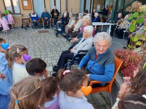 Busca, i bimbi dell’asilo Don Becchis incontrano i nonni della casa di riposo