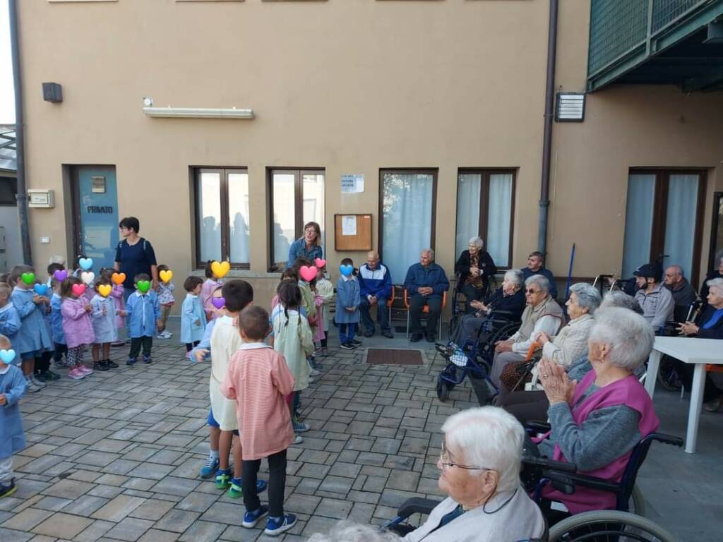 Busca, i bimbi dell’asilo Don Becchis incontrano i nonni della casa di riposo