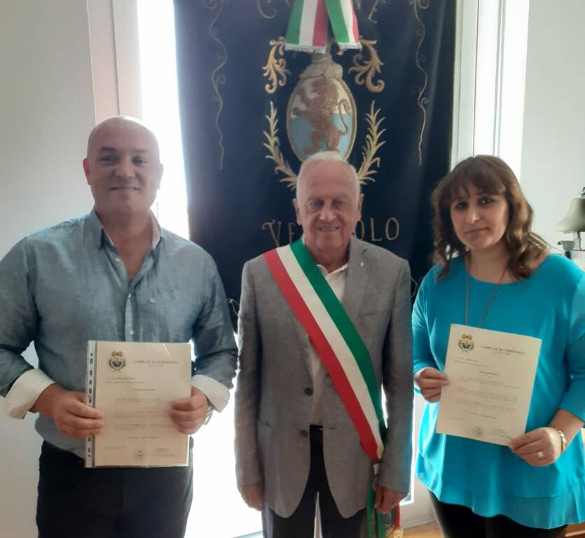 Sindaco Panero con 2 cittadini italiani Verzuolo