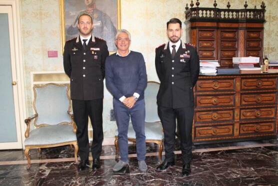 Il sindaco di Alba saluta il vecchio e il nuovo capitano dei Carabinieri