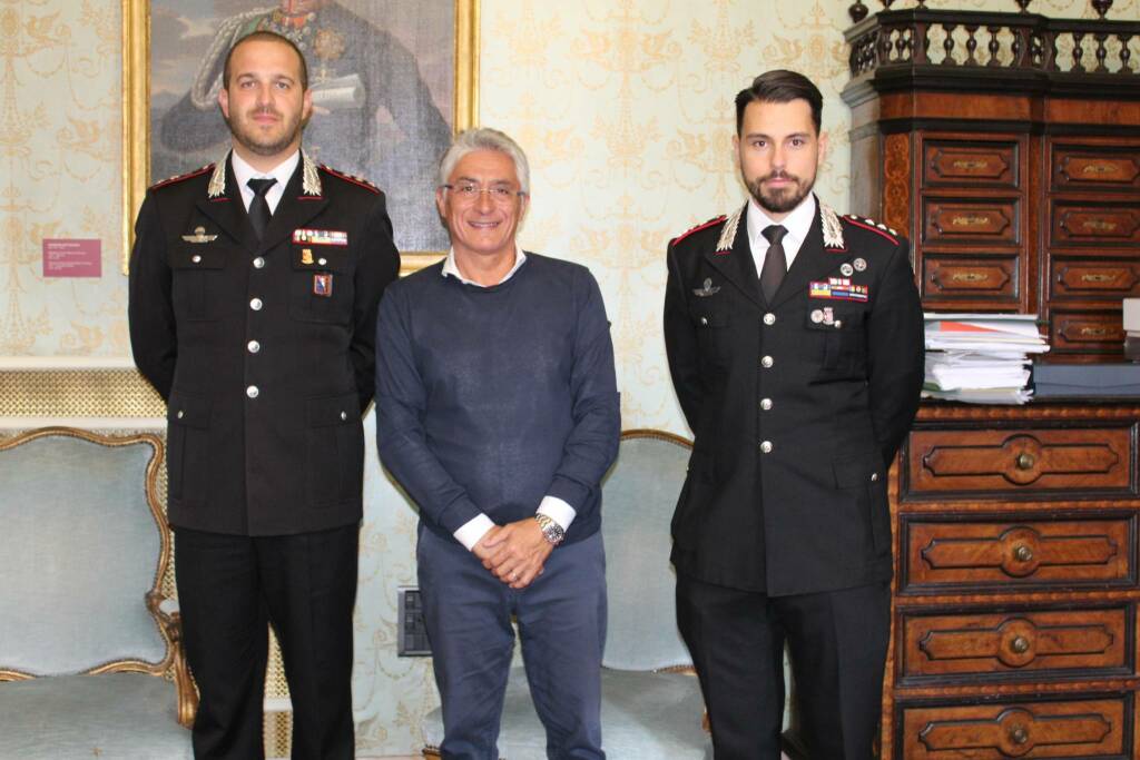 Il sindaco di Alba saluta il vecchio e il nuovo capitano dei Carabinieri