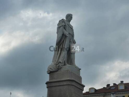 Cuneo, svelata la nuova veste della statua di Barbaroux in Piazza Galimberti dopo il restauro