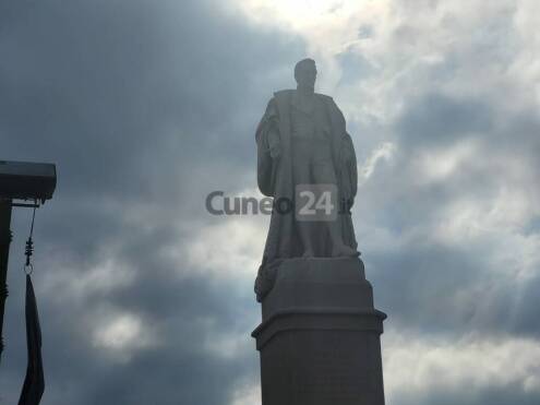 Cuneo, svelata la nuova veste della statua di Barbaroux in Piazza Galimberti dopo il restauro