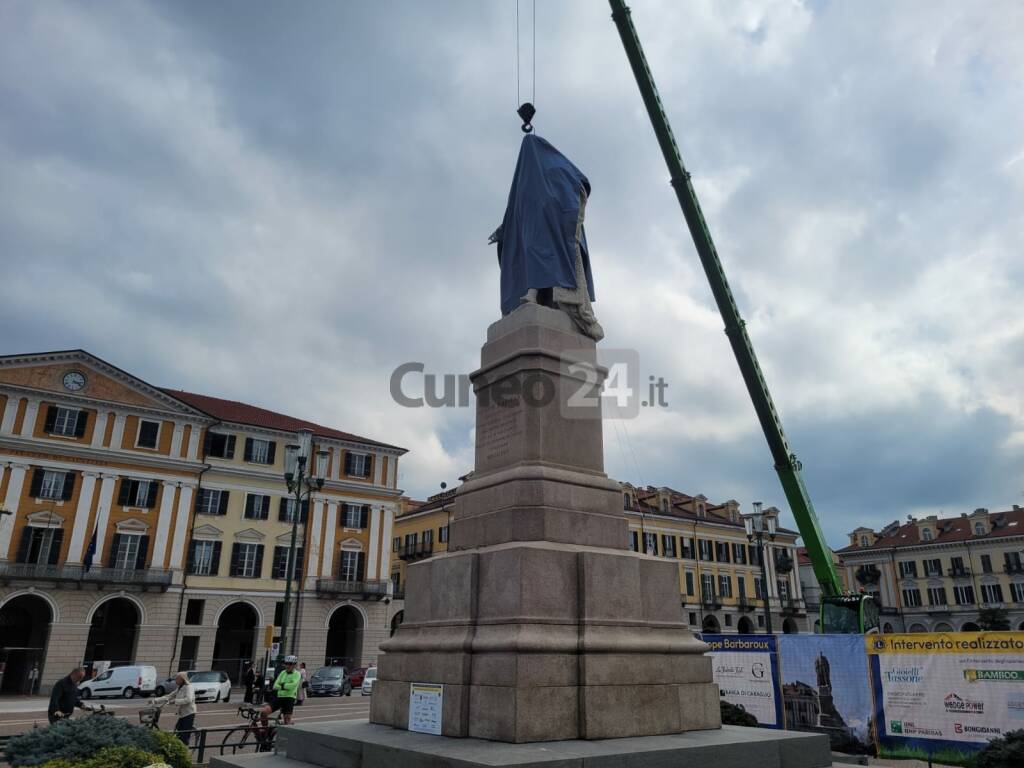 Svelamento statua Barbaroux restaurata