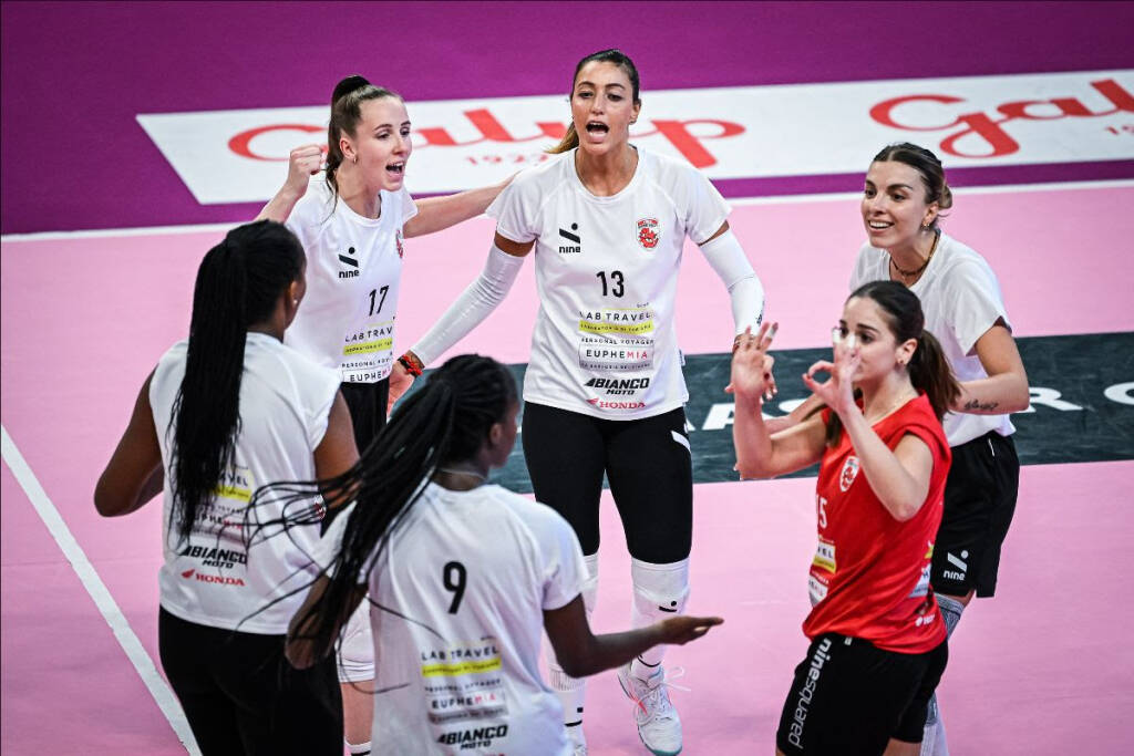 Volley femminile, Cuneo supera Pinerolo nelle prove generali della prima di campionato