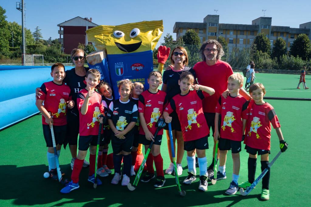 I giovani hockeisti della Scuola Hockey Inder Singh di Bra in campo durante il Torneo della Zizzola.