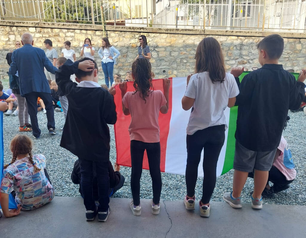 Consegna bandiere alle scuole del Comune di Verzuolo - GianCarlo Panero