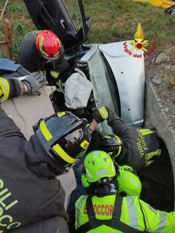 Auto esce di strada sulla SP103 a Manta