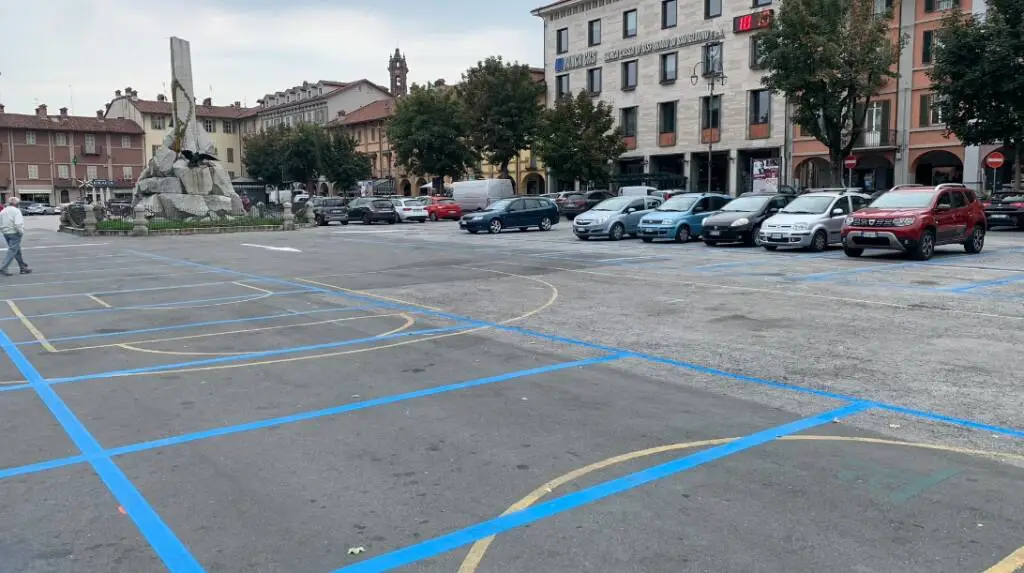 A Savigliano in piazza del Popolo sono tornati i parcheggi blu