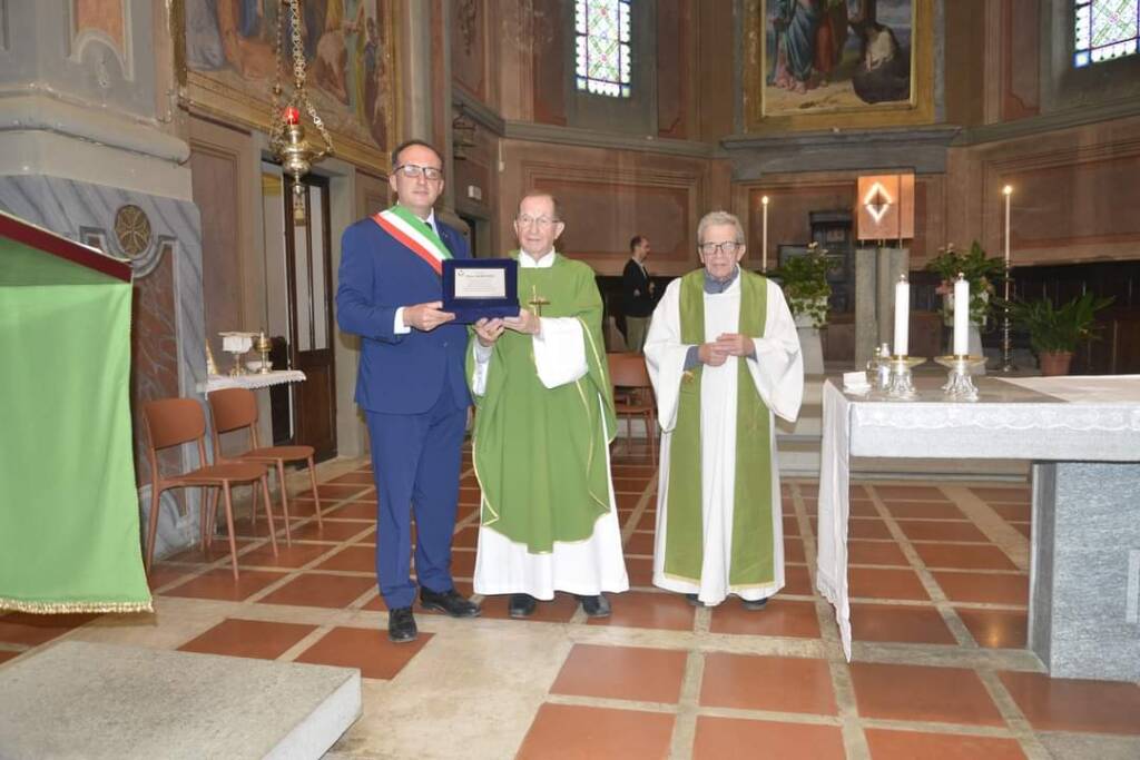 Bagnolo Piemonte consegna una targa a Monsignor Dino Marchiò