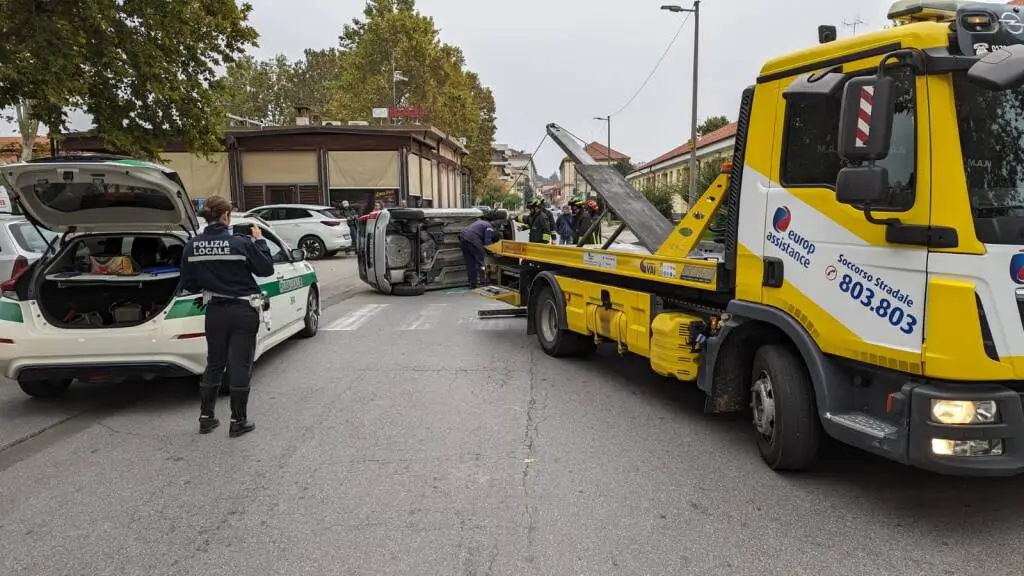 Bra, auto si ribalta in piazza Giolitti