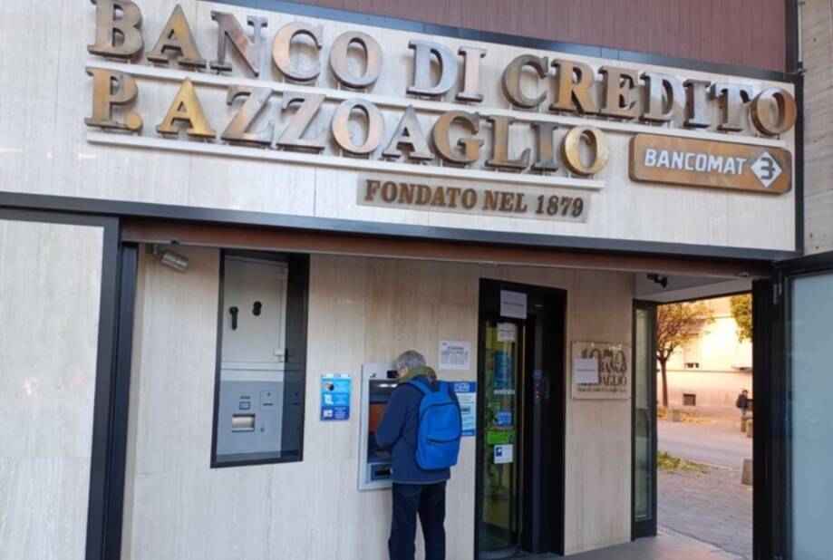 Rapina nella filiale del Banco Azzoaglio di piazza Europa a Cuneo
