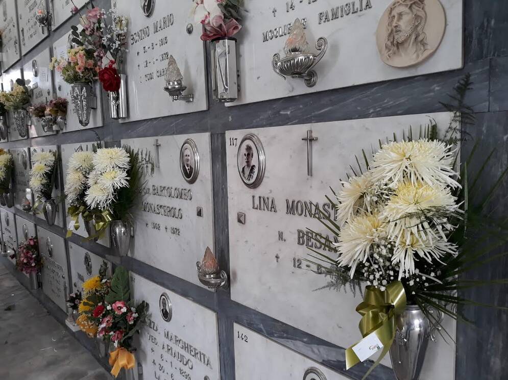 Oasi Giovani di Savigliano depone dei fiori sulle tombe dei propri benefattori
