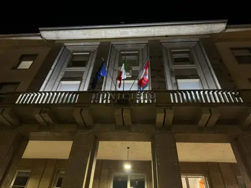 Il balcone del Municipio di Verzuolo si illumina di bianco per la prevenzione dei tumori