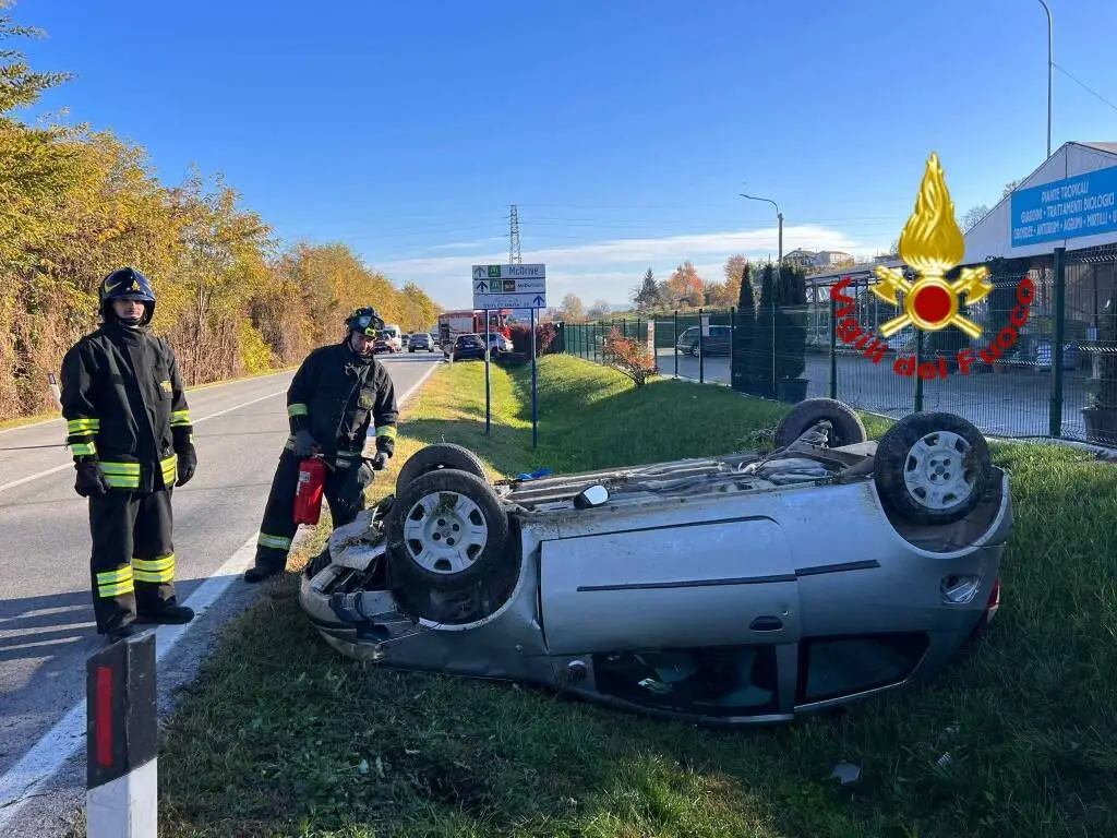 Auto si cappotta sulla SP564 a Mondovì