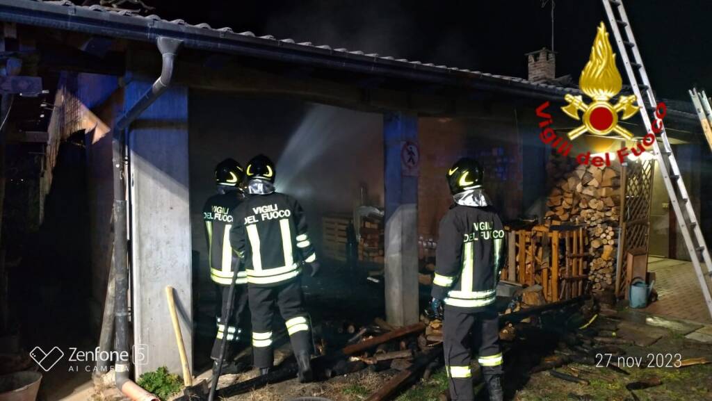 Boves, a fuoco legnaia e tetto di casa adiacente in via Ferrovia