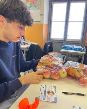 Il Bonelli di Cuneo partecipa all’iniziativa della LVIA “Un sacchetto di mele per l’Africa”