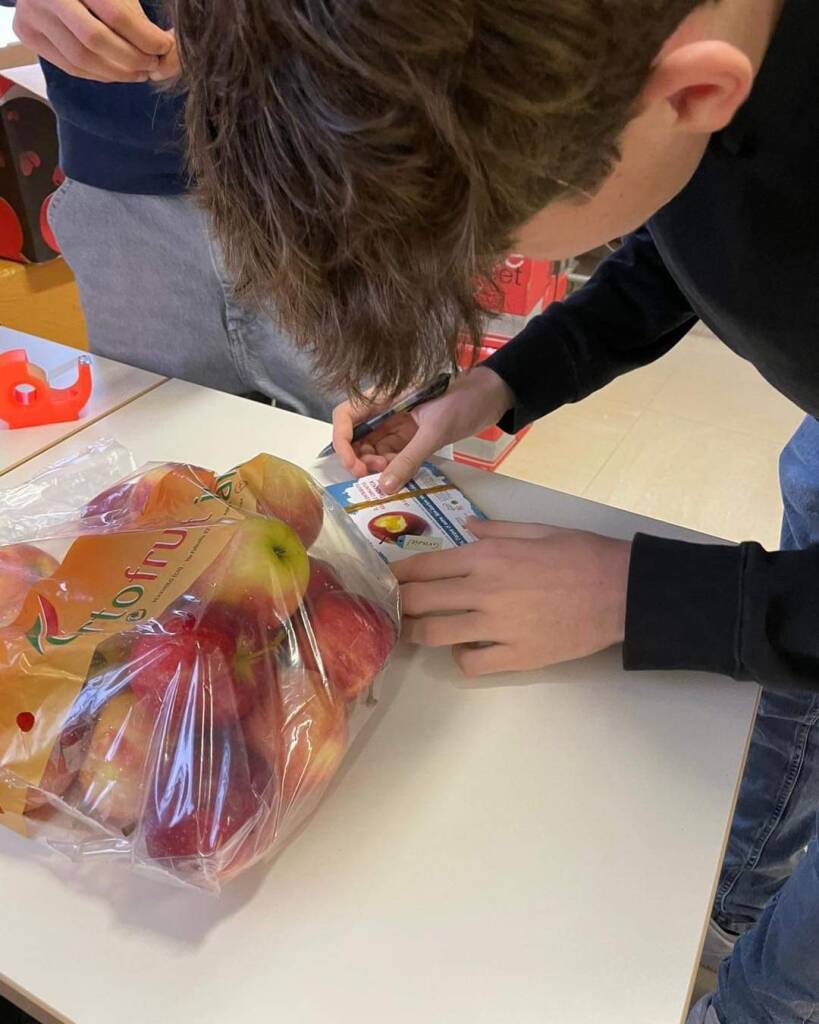 Il Bonelli di Cuneo partecipa all’iniziativa della LVIA “Un sacchetto di mele per l’Africa”