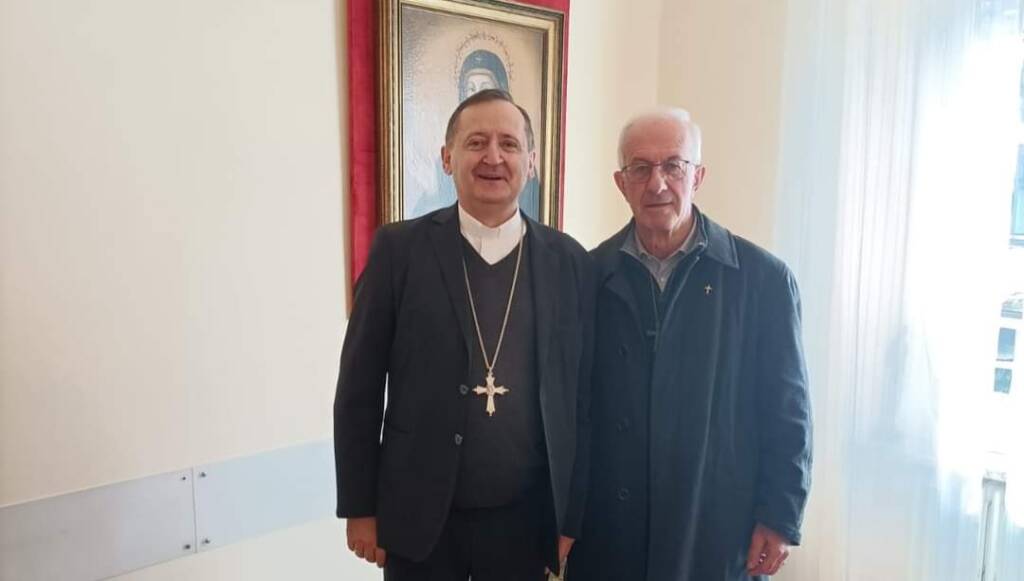 Don Beppe dalmasso con il vescovo Bodo
